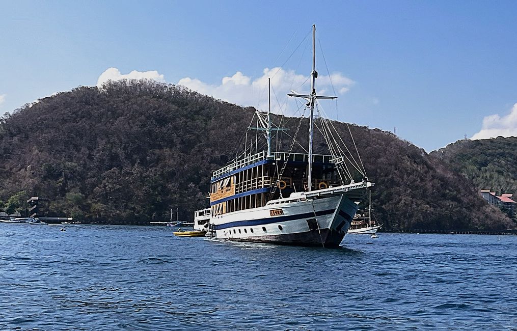 Pinisi im Komodo-Nationalpark