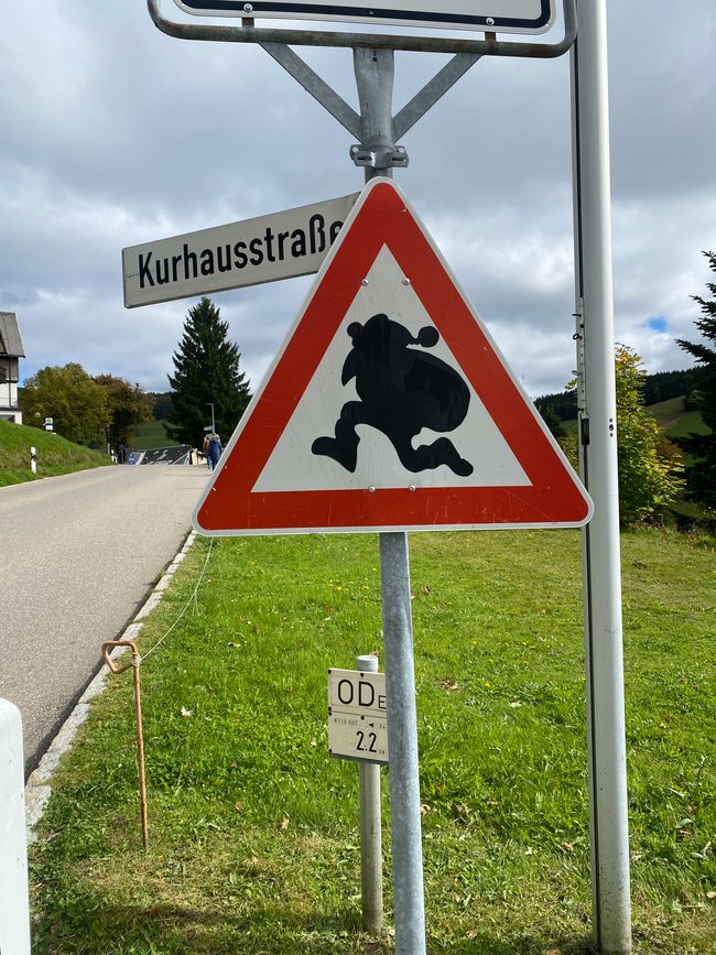 Was dieser Zwerg wohl im Sack geschwind über die Straße bringen will?