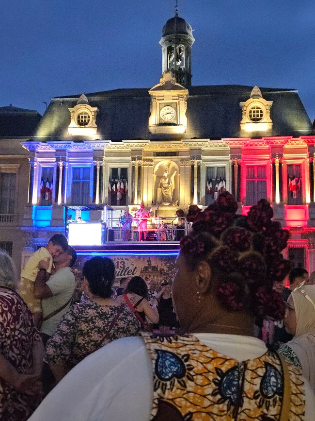Les foules se dirigent vers le lieu du feu d'artifice