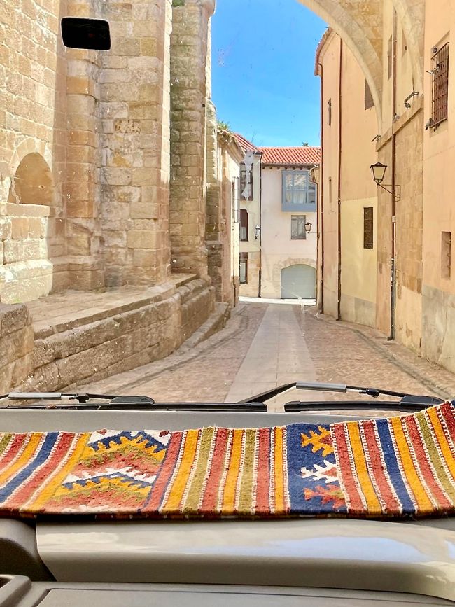 The journey to the city center led over elegant cobblestones – and through some narrow spots.