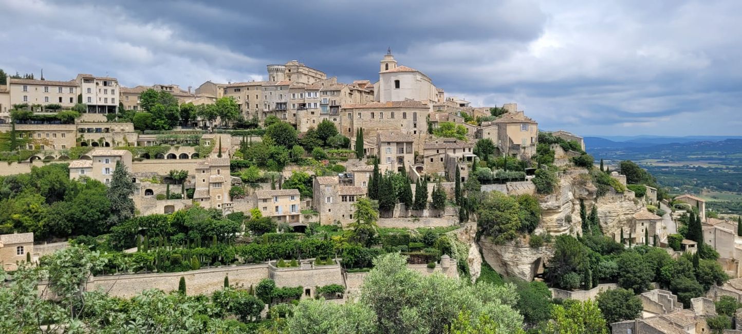 Gordes, malerisches Dorf auf einem Felsvorsprung 
