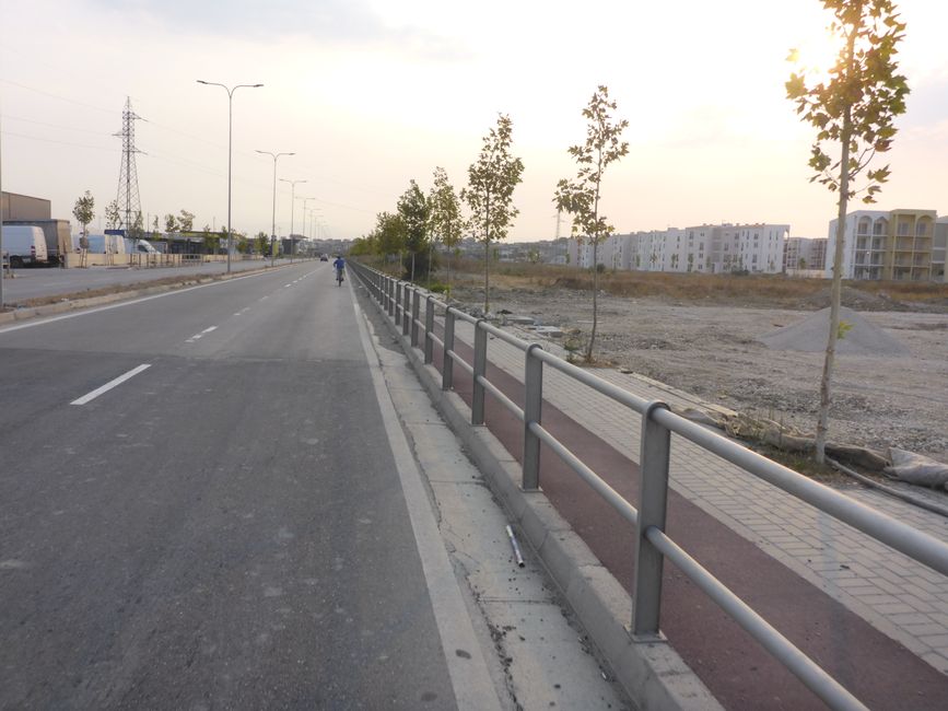 4-spurig mit extra Radweg geht's aus Durres heraus 