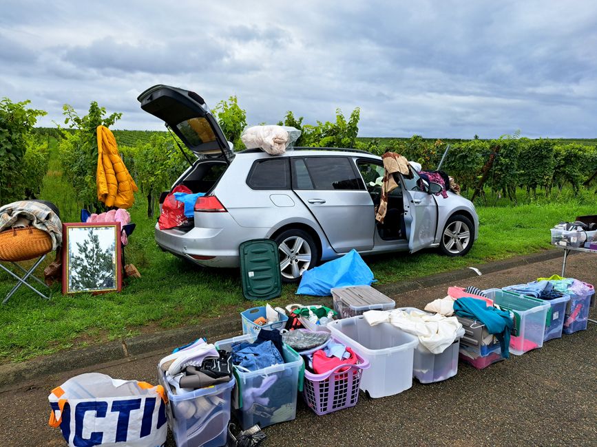 Verregneter Flohmarkt im Weinberg