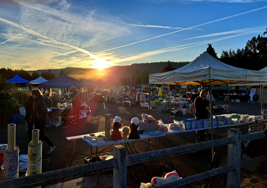 Sonnenaufgang über dem Flohmarkt 