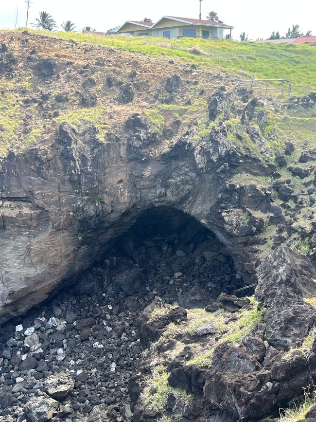 … die Lava-Höhle …
