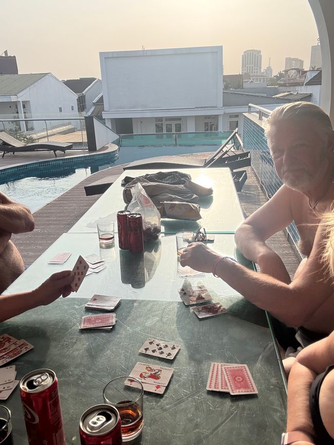 Détente en jouant aux cartes au bord de la piscine