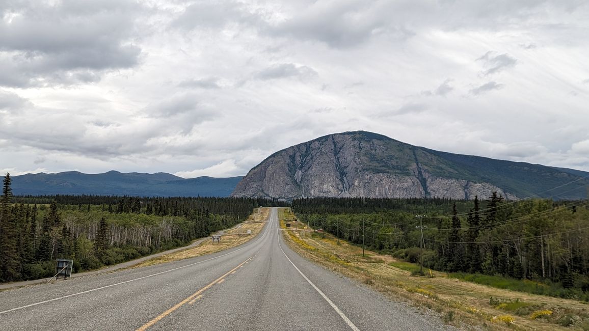 Tag 28: Kathleen Lake - Whitehorse: And Zack - there's the flat tire!