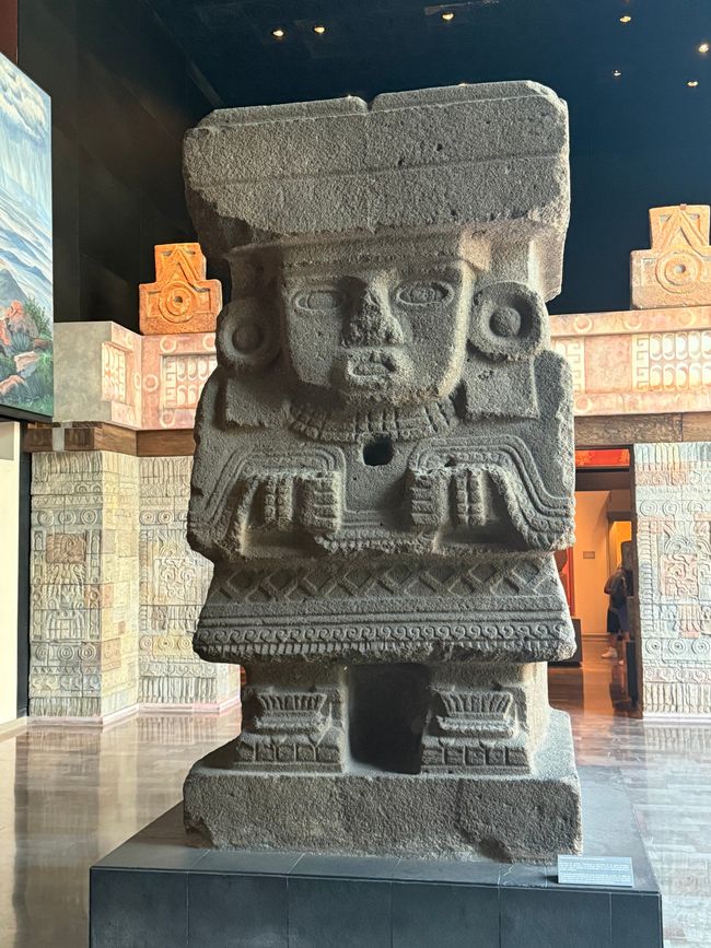 Monolito de Chalchiuhtlicue - diosa azteca del agua y los ríos