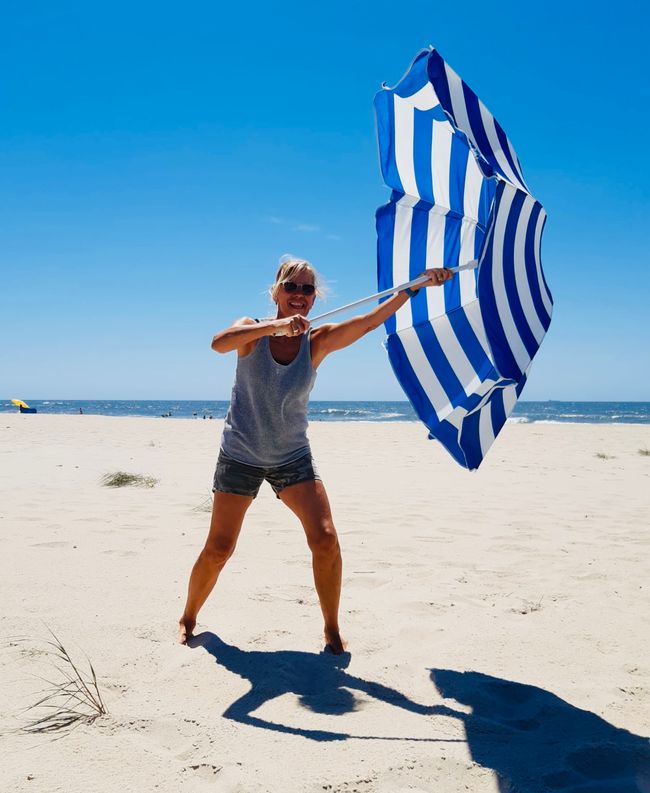 Uno de los pocos días de playa con sol - aunque demasiado viento para la sombrilla