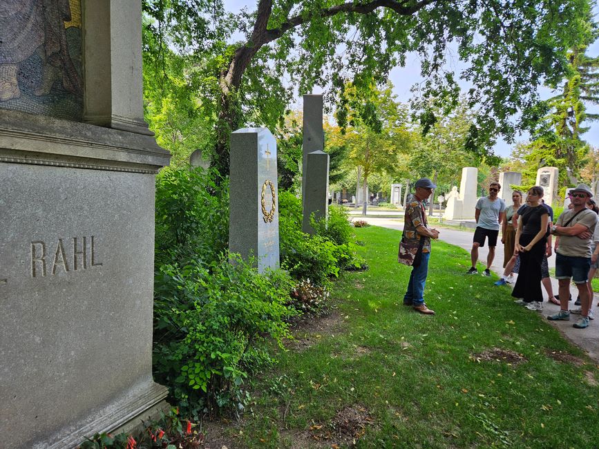 Gruppenführung auf dem Friedhof 