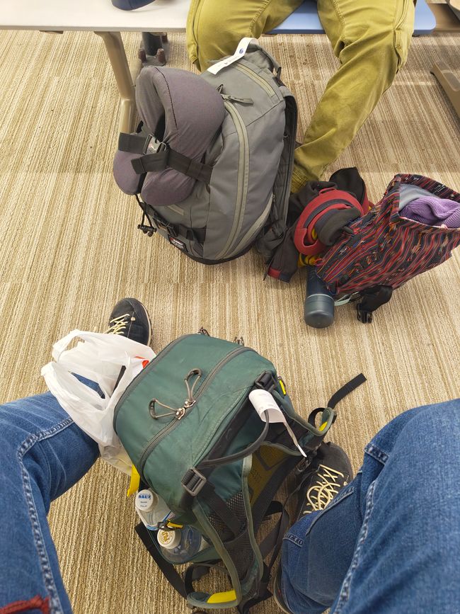 Warten am Gate in Japan