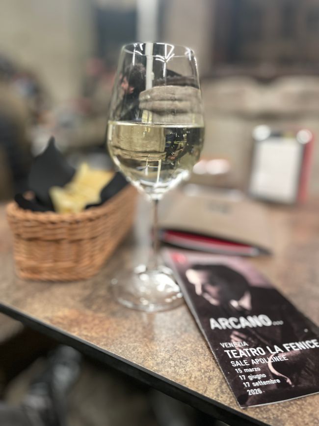 Prosecco und Chips vor dem Konzert, stilecht