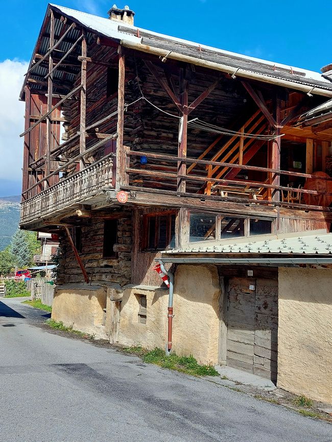 los típicos balcones de las antiguas casas rurales en el Queyras.