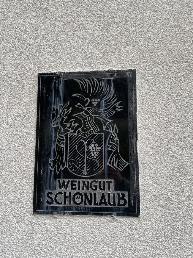 Ein Winzer-Wappen an der Hauswand war zu bewundern.