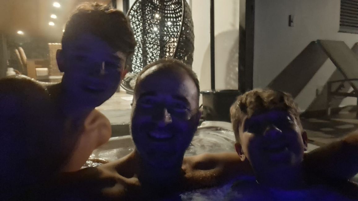 23:00 llegamos al alojamiento y directo al jacuzzi