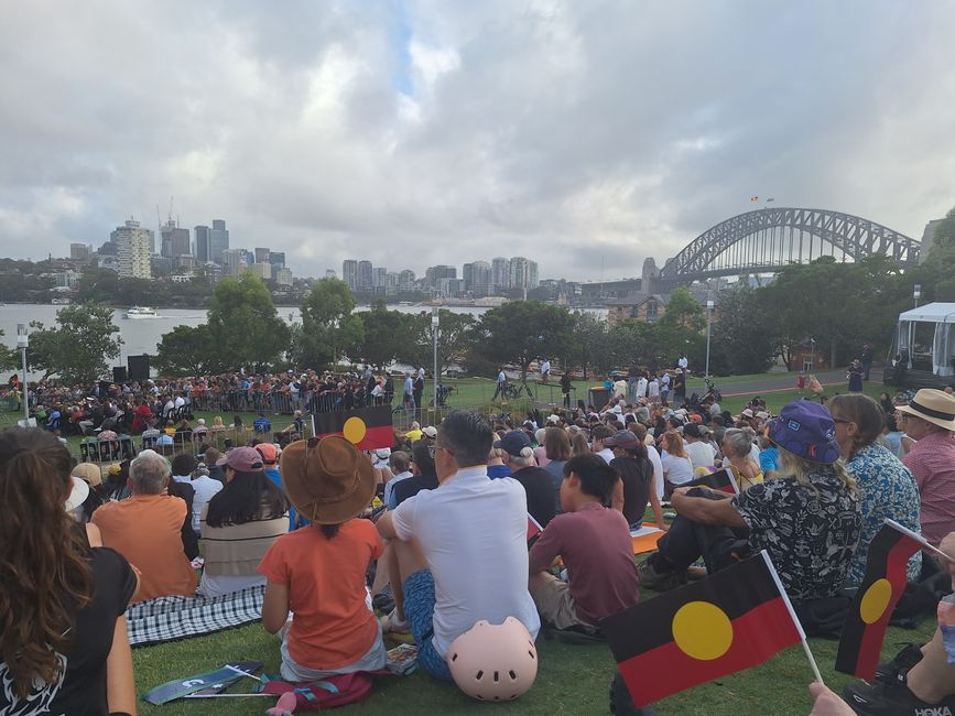 Australia Day 2025 in Sydney; die rot-schwarz-gelbe Flagge gilt als die der Aborigines. Mittlerweile weht diese auch neben der australischen Nationalflagge zum Beispiel auf der Habour Bridge.
