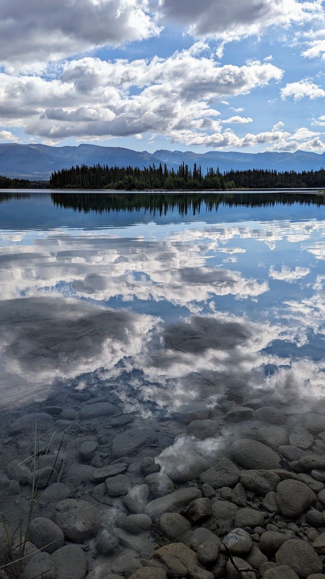 Spiegelungen am Boya Lake