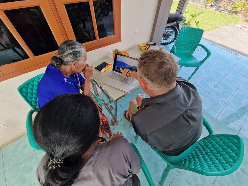 Thomas zeigt Bilder von früher.