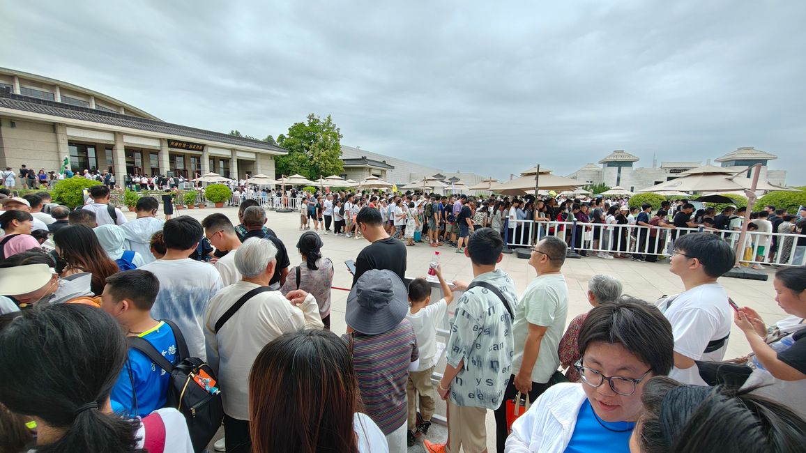 File di folle davanti al padiglione 1