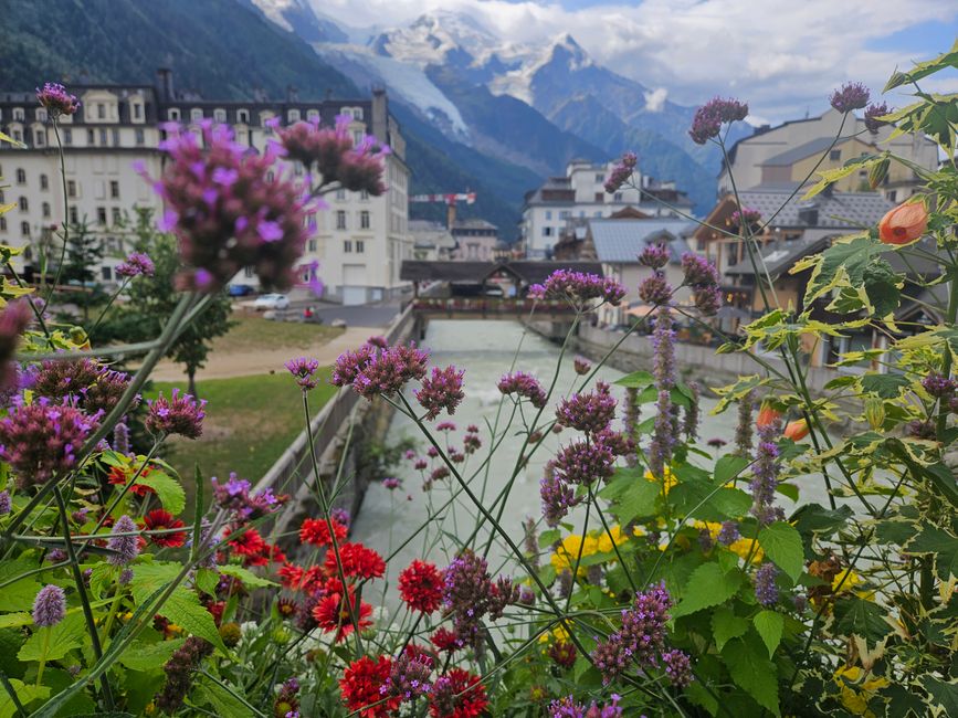 Blick über die Arve nach Chamonix und die Berge 