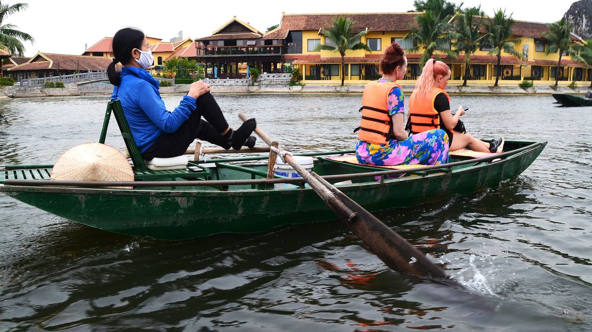 Ruderin auf dem Tam Coc See