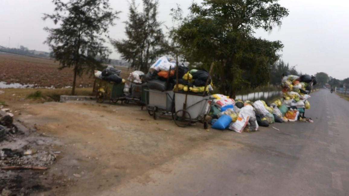 Station de collecte de déchets au bord de la route