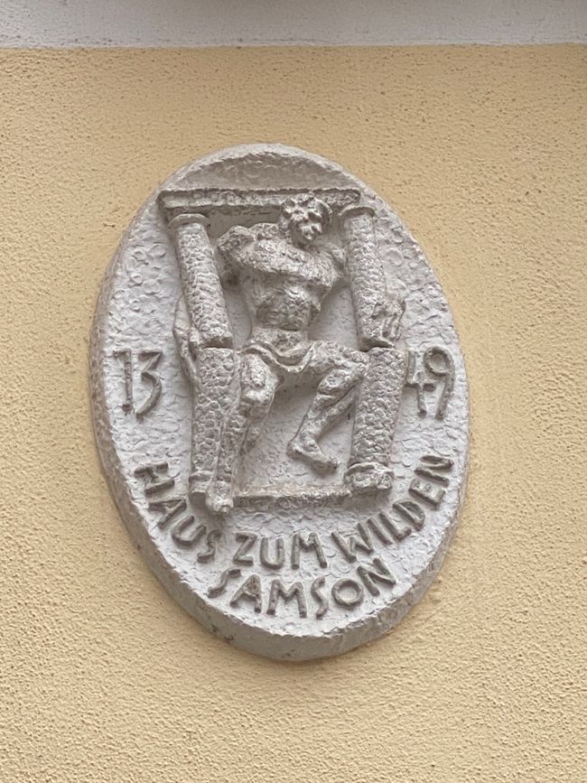 Schönes "Hausschild" ziert diesen Giebel