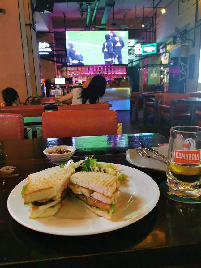 ... And the Chinese boys with the loud price negotiations... In the sports bar, it seemed there was also a short-time hotel in the side business...