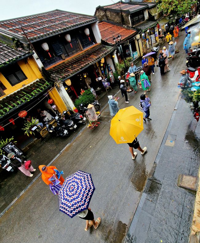 Vorüber die Flut.
Wer sah es wohl, du selig Land, 
wie dich die Welle überwand.