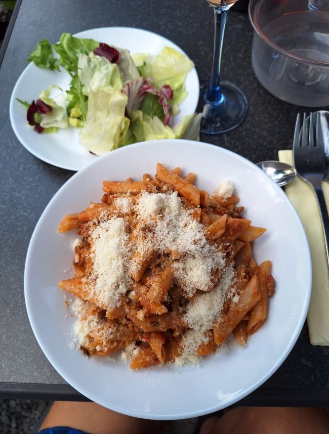 Es gibt Rigatoni mit Bolognese 