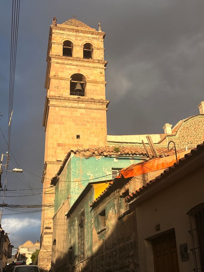 Il centro storico è anche se in parte un po' in rovina, molto bello e ricorda i tempi d'oro (o meglio argentati) della città