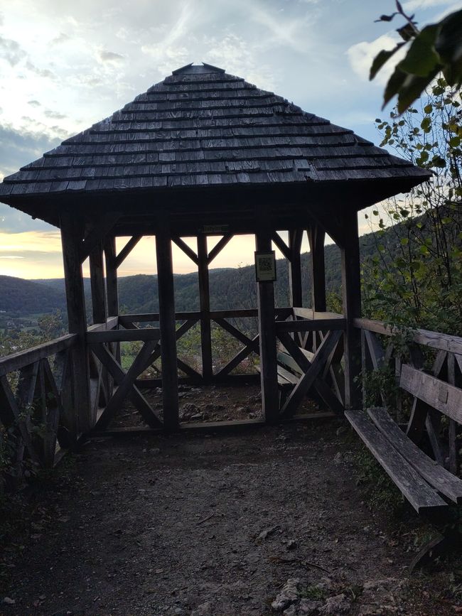 Pavillon oberhalb von Muggendorf - lediglich der Boden war etwas uneben, sonst ein "Premiumplatz" für die Nacht!