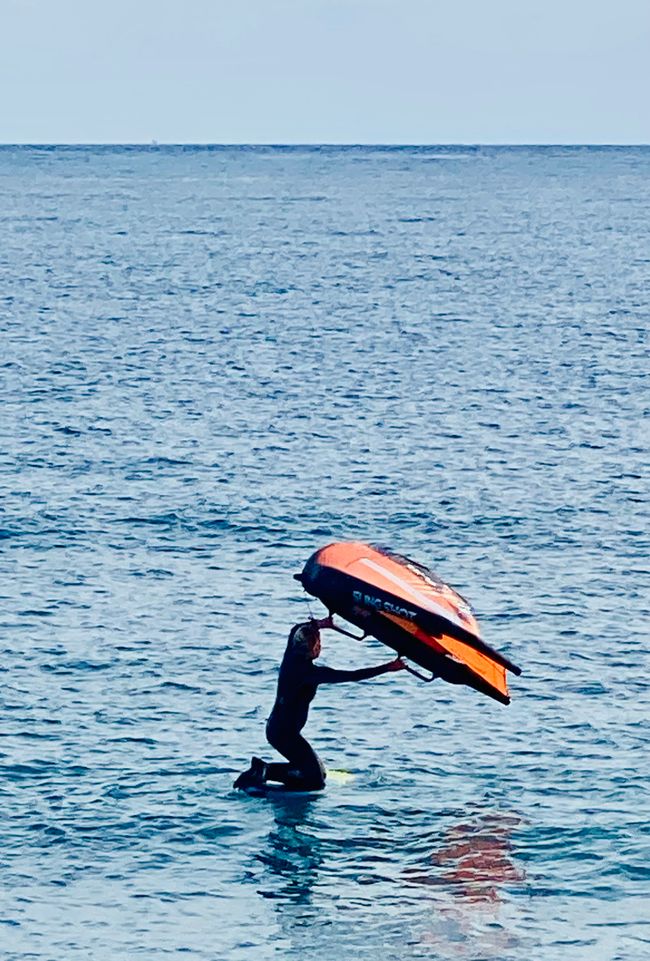 Susi bei ihren ersten Metern auf dem Wingfoilboard - von Claudia motiviert