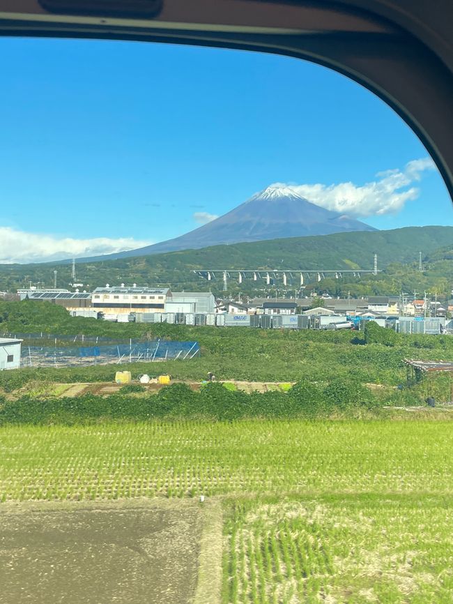 Erster Blick auf den Fuji durchs Zugfenster