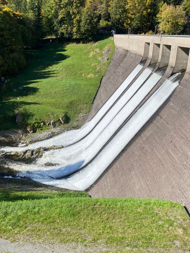 Hier wird sichtbar, wofür der See aufgestaut wird