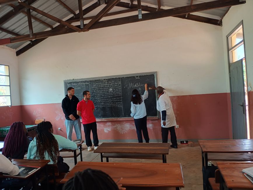 Visite du gouvernement provincial de Gondola et des cours à l'école Uli Seibert