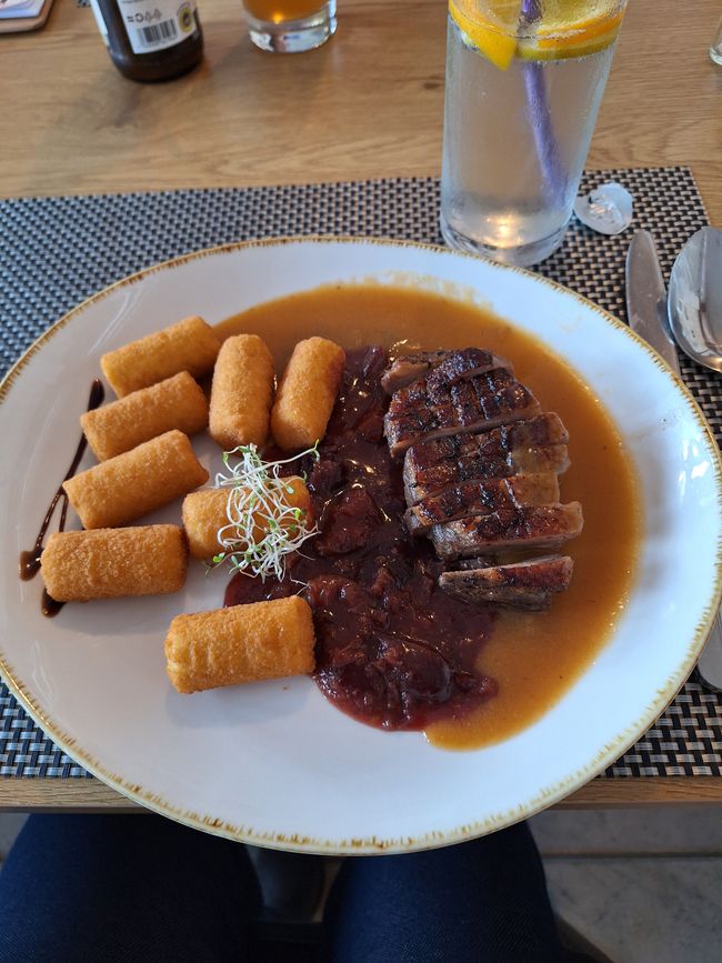 gesxhnittene Gänsebrust  mit pflaumenrotkohl und Kroketten 