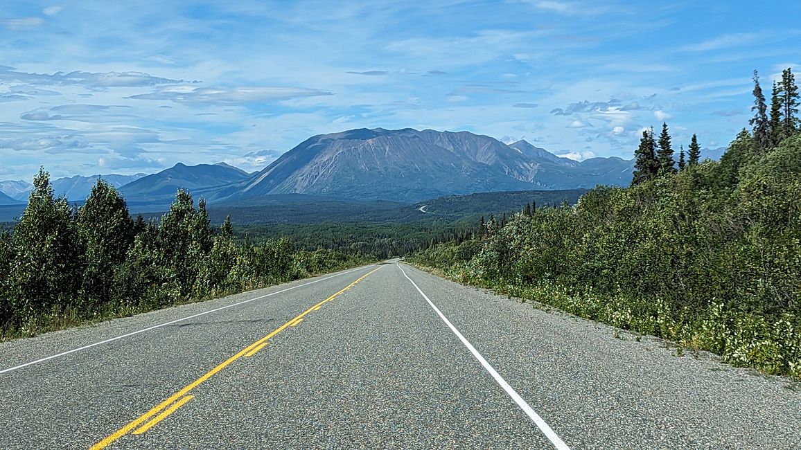 Tag 27: Bärenshow & fantastische Bergwelten - zurück nach Yukon/Kanada