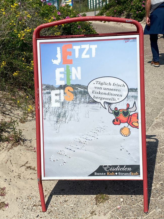 und nebenan gibt es Sanddorneis bei der STRANDKUH.