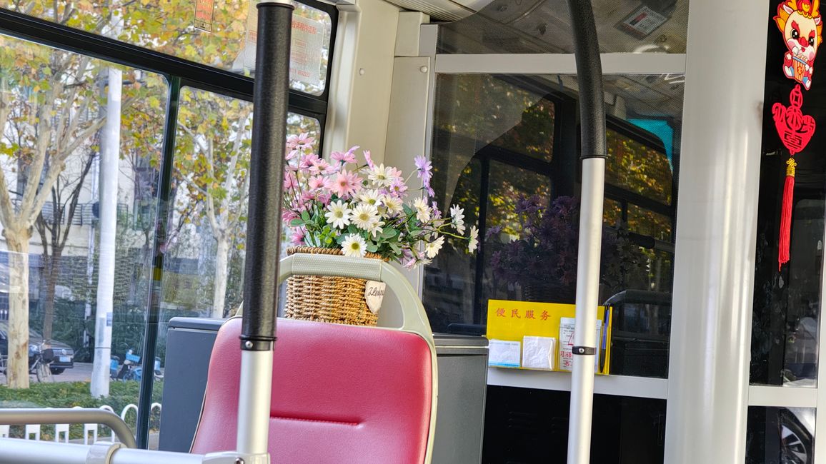 Decoración floral en el autobús urbano