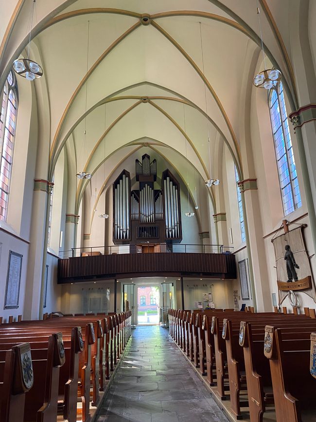mit Orgel und vielen Bänken