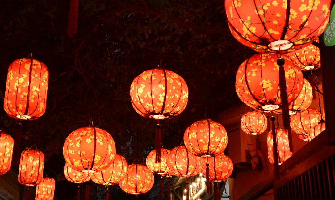 Le lanterne illuminano la notte