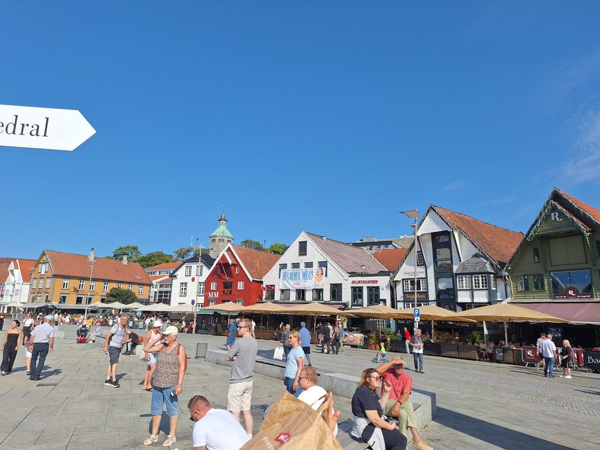 Hafenpromenade mit Lokalen