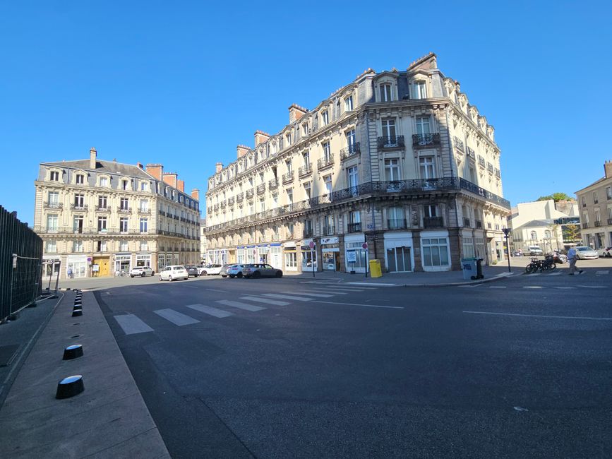Place Saint-Pierre devant la cathédrale
