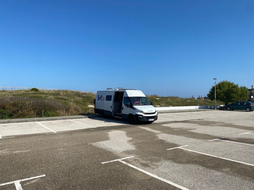 Strandparkplatz ohne Autos Anfang Juli an der portugiesischen Westküste - an der deutschen Ostsee unvorstellbar
