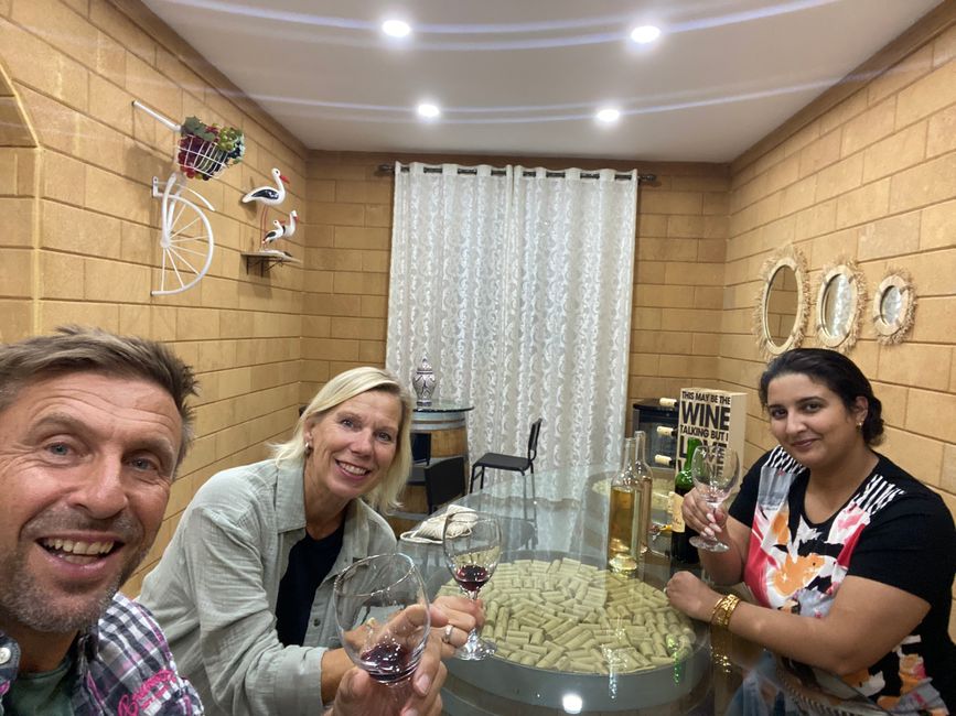 Die Hausherrin und wir bei der Weinverkostung - das waren wirklich gute Weine!