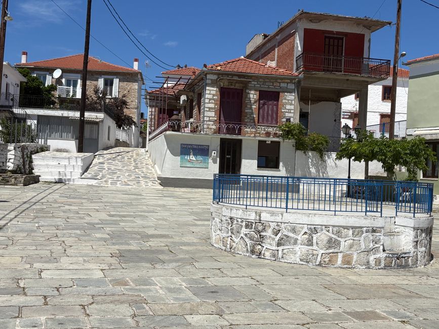 ....gran día con pueblo montañés y localidad costera....