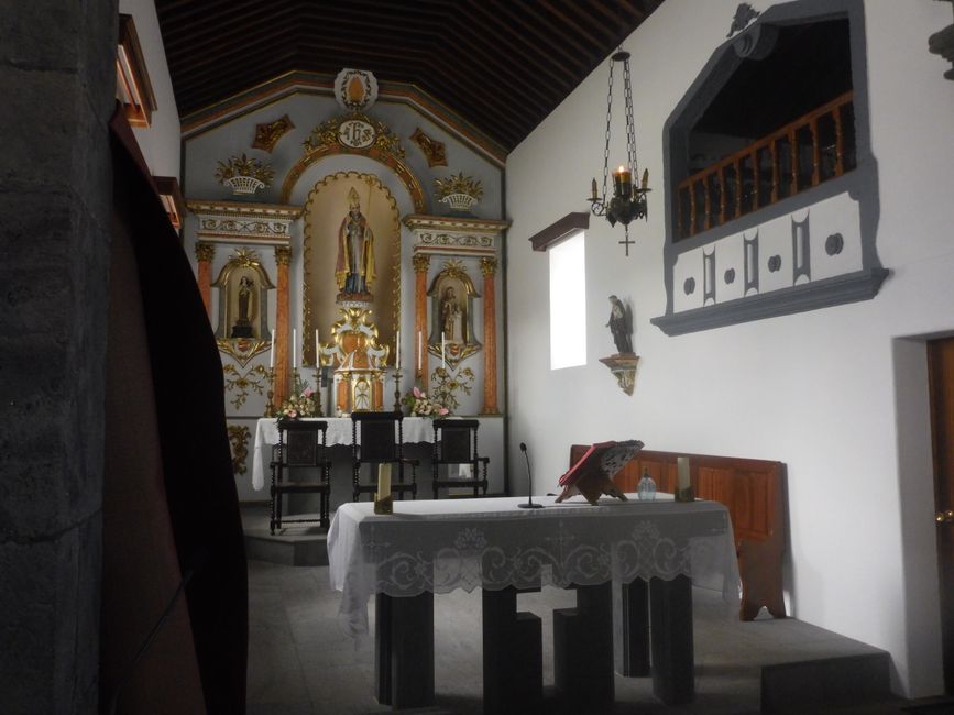 Boden und Altar mit schönem Naturstein in São Lazaro