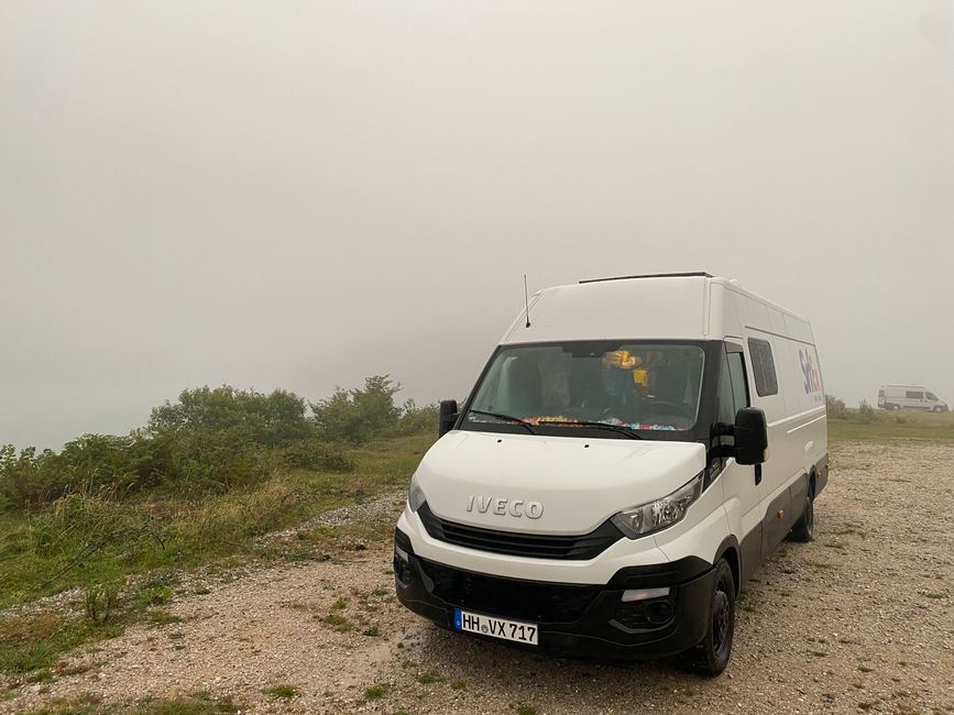 Hier stehen wir am See, den man in der nebeligen Wolkendecke nicht sehen kann