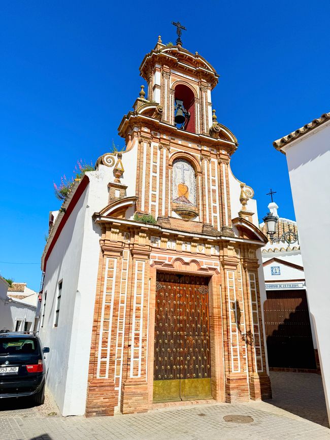 Eine kleine, reich verzierte Kapelle.